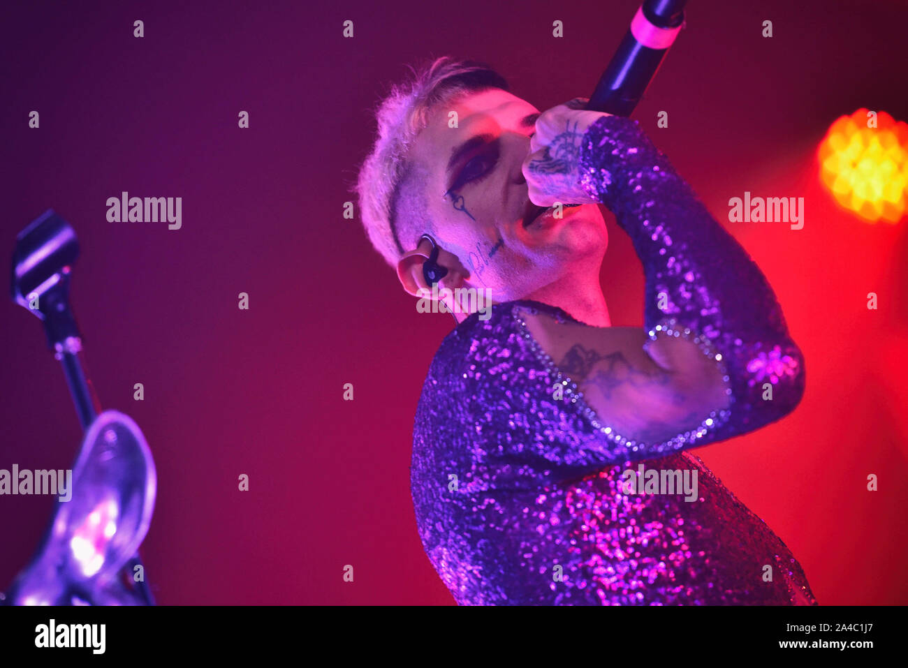 Napoli, Italia. Xiii oct, 2019. Il rapper italiano Achille Lauro, pseudonimo di Lauro De Marinis, performing live presso la Casa della Musica di Napoli con il suo "Rolls Royce Las Vegas' tour 2019. (Foto di Paola Visone/Pacific Stampa) Credito: Pacific Press Agency/Alamy Live News Foto Stock