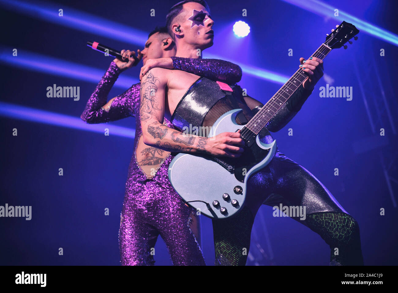 Napoli, Italia. Xiii oct, 2019. Il chitarrista e produttore Boss Doms (R) esegue il vivere insieme con Achille Lauro(L) presso la Casa della Musica di Napoli con il suo "Rolls Royce Las Vegas' tour 2019. (Foto di Paola Visone/Pacific Stampa) Credito: Pacific Press Agency/Alamy Live News Foto Stock