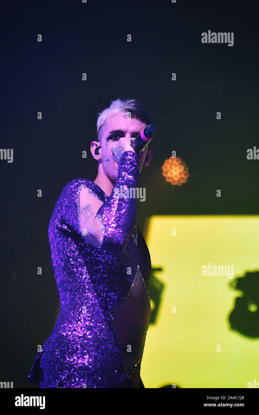 Napoli, Italia. Xiii oct, 2019. Il rapper italiano Achille Lauro, pseudonimo di Lauro De Marinis, performing live presso la Casa della Musica di Napoli con il suo "Rolls Royce Las Vegas' tour 2019. (Foto di Paola Visone/Pacific Stampa) Credito: Pacific Press Agency/Alamy Live News Foto Stock
