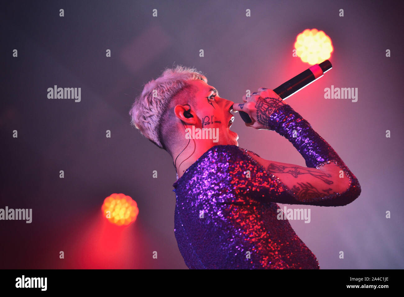 Napoli, Italia. Xiii oct, 2019. Il rapper italiano Achille Lauro, pseudonimo di Lauro De Marinis, performing live presso la Casa della Musica di Napoli con il suo "Rolls Royce Las Vegas' tour 2019. (Foto di Paola Visone/Pacific Stampa) Credito: Pacific Press Agency/Alamy Live News Foto Stock