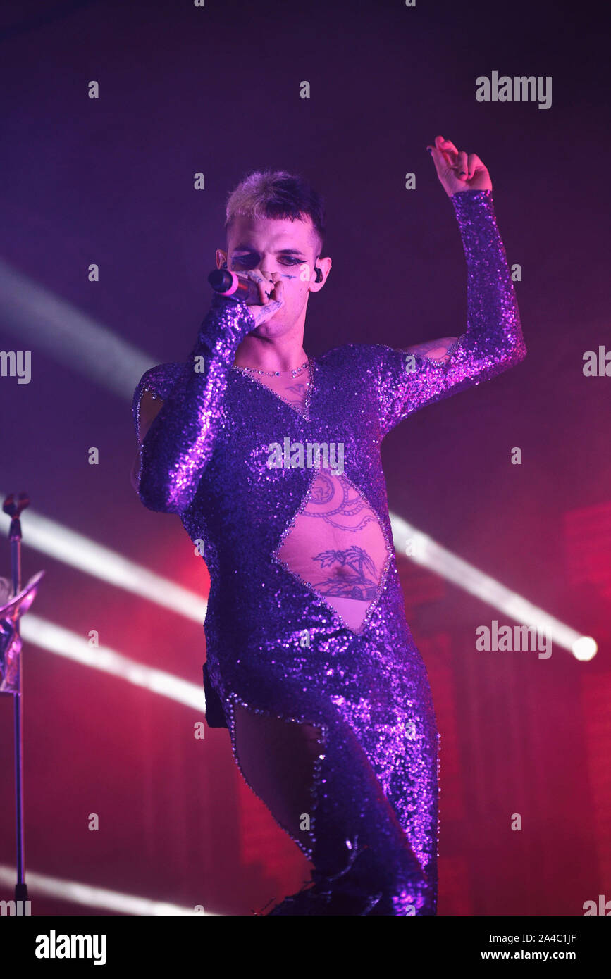 Napoli, Italia. Xiii oct, 2019. Il rapper italiano Achille Lauro, pseudonimo di Lauro De Marinis, performing live presso la Casa della Musica di Napoli con il suo "Rolls Royce Las Vegas' tour 2019. (Foto di Paola Visone/Pacific Stampa) Credito: Pacific Press Agency/Alamy Live News Foto Stock