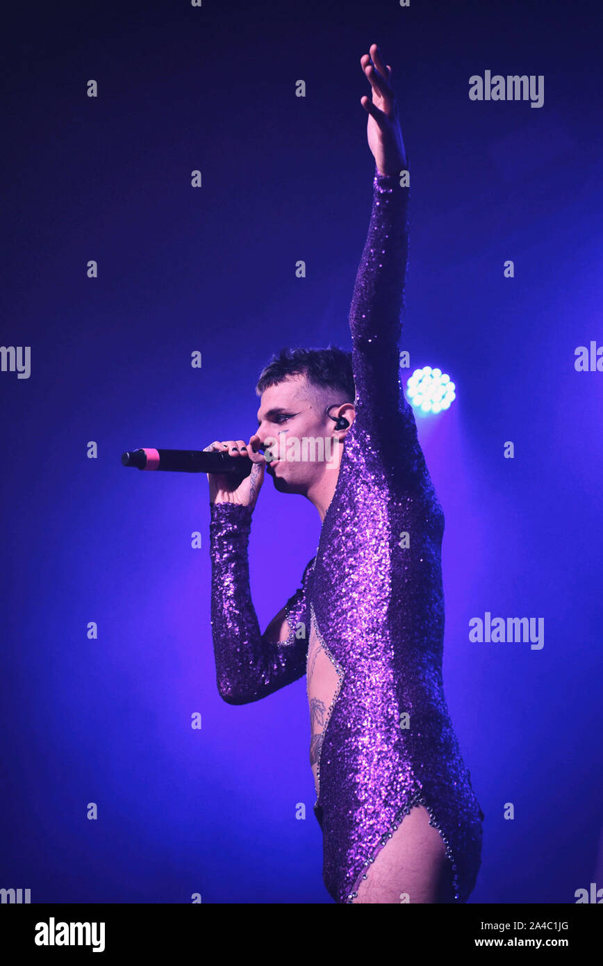 Napoli, Italia. Xiii oct, 2019. Il rapper italiano Achille Lauro, pseudonimo di Lauro De Marinis, performing live presso la Casa della Musica di Napoli con il suo "Rolls Royce Las Vegas' tour 2019. (Foto di Paola Visone/Pacific Stampa) Credito: Pacific Press Agency/Alamy Live News Foto Stock