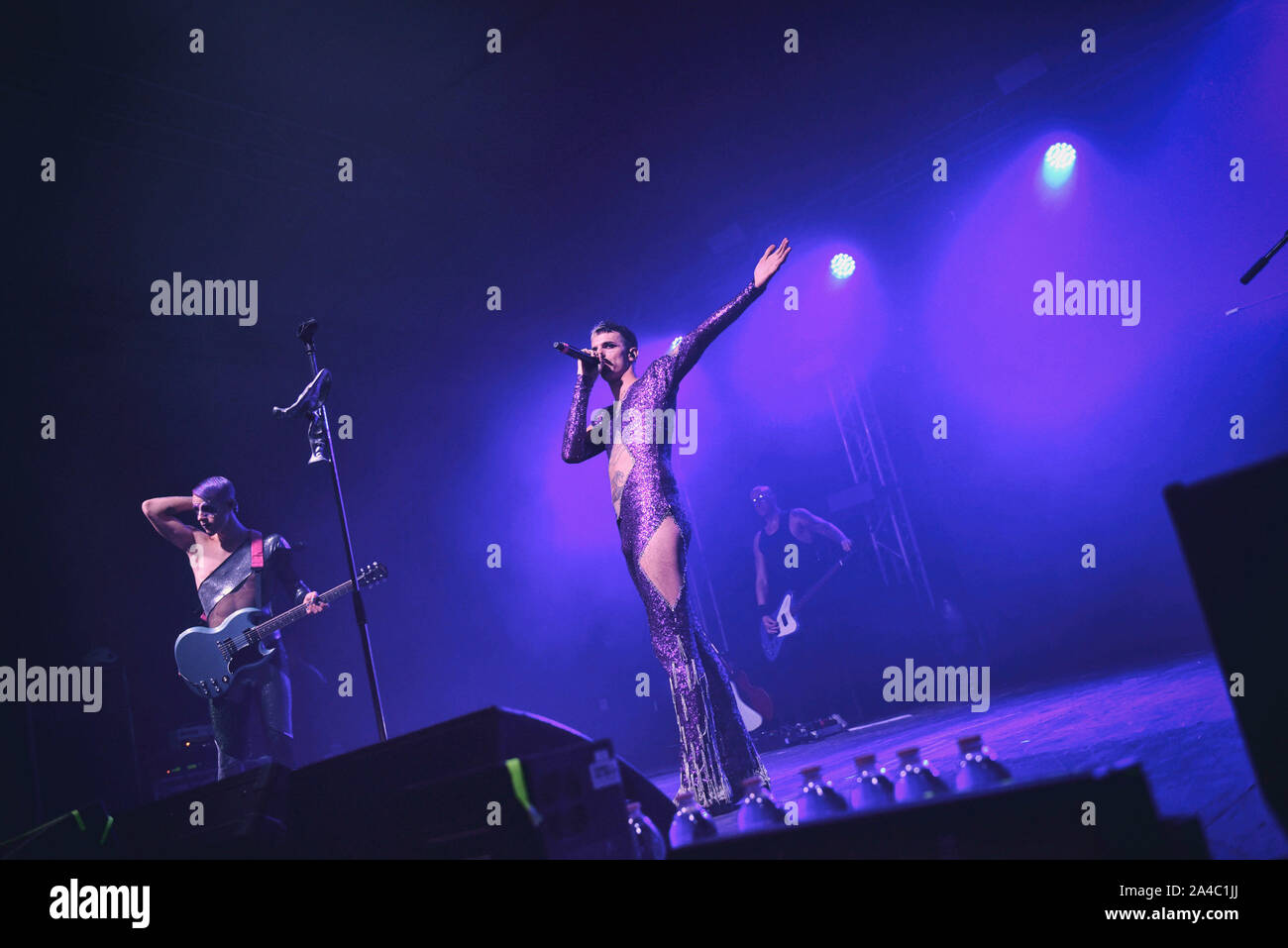 Napoli, Italia. Xiii oct, 2019. Il rapper italiano Achille Lauro, pseudonimo di Lauro De Marinis, performing live presso la Casa della Musica di Napoli con il suo "Rolls Royce Las Vegas' tour 2019. (Foto di Paola Visone/Pacific Stampa) Credito: Pacific Press Agency/Alamy Live News Foto Stock