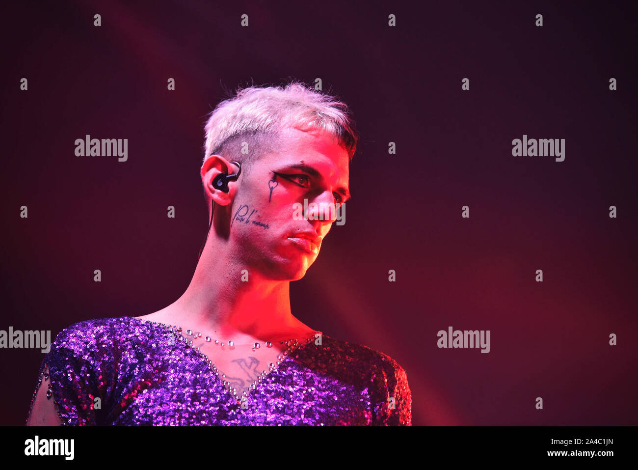 Napoli, Italia. Xiii oct, 2019. Il rapper italiano Achille Lauro, pseudonimo di Lauro De Marinis, performing live presso la Casa della Musica di Napoli con il suo "Rolls Royce Las Vegas' tour 2019. (Foto di Paola Visone/Pacific Stampa) Credito: Pacific Press Agency/Alamy Live News Foto Stock
