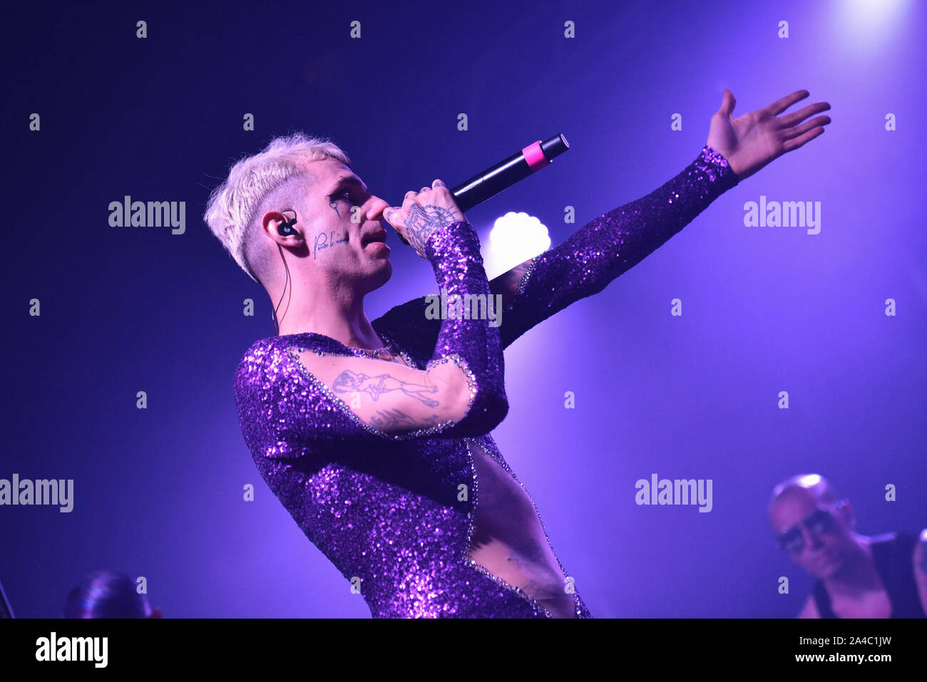 Napoli, Italia. Xiii oct, 2019. Il rapper italiano Achille Lauro, pseudonimo di Lauro De Marinis, performing live presso la Casa della Musica di Napoli con il suo "Rolls Royce Las Vegas' tour 2019. (Foto di Paola Visone/Pacific Stampa) Credito: Pacific Press Agency/Alamy Live News Foto Stock