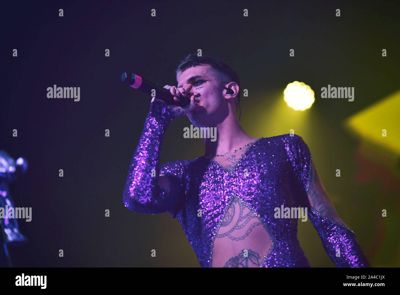 Napoli, Italia. Xiii oct, 2019. Il rapper italiano Achille Lauro, pseudonimo di Lauro De Marinis, performing live presso la Casa della Musica di Napoli con il suo "Rolls Royce Las Vegas' tour 2019. (Foto di Paola Visone/Pacific Stampa) Credito: Pacific Press Agency/Alamy Live News Foto Stock