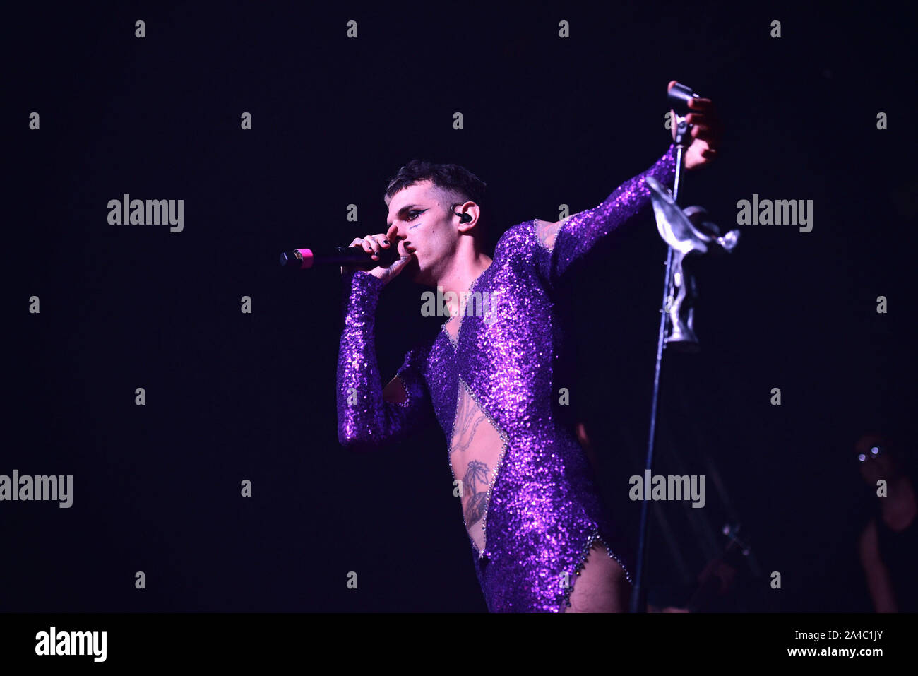 Napoli, Italia. Xiii oct, 2019. Il rapper italiano Achille Lauro, pseudonimo di Lauro De Marinis, performing live presso la Casa della Musica di Napoli con il suo "Rolls Royce Las Vegas' tour 2019. (Foto di Paola Visone/Pacific Stampa) Credito: Pacific Press Agency/Alamy Live News Foto Stock