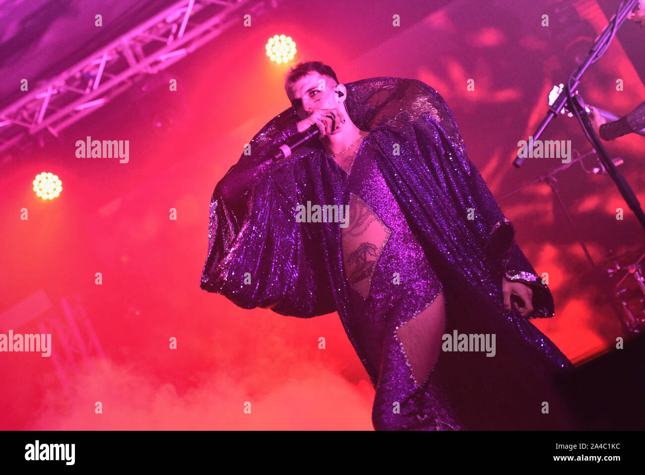 Napoli, Italia. Xiii oct, 2019. Il rapper italiano Achille Lauro, pseudonimo di Lauro De Marinis, performing live presso la Casa della Musica di Napoli con il suo "Rolls Royce Las Vegas' tour 2019. (Foto di Paola Visone/Pacific Stampa) Credito: Pacific Press Agency/Alamy Live News Foto Stock