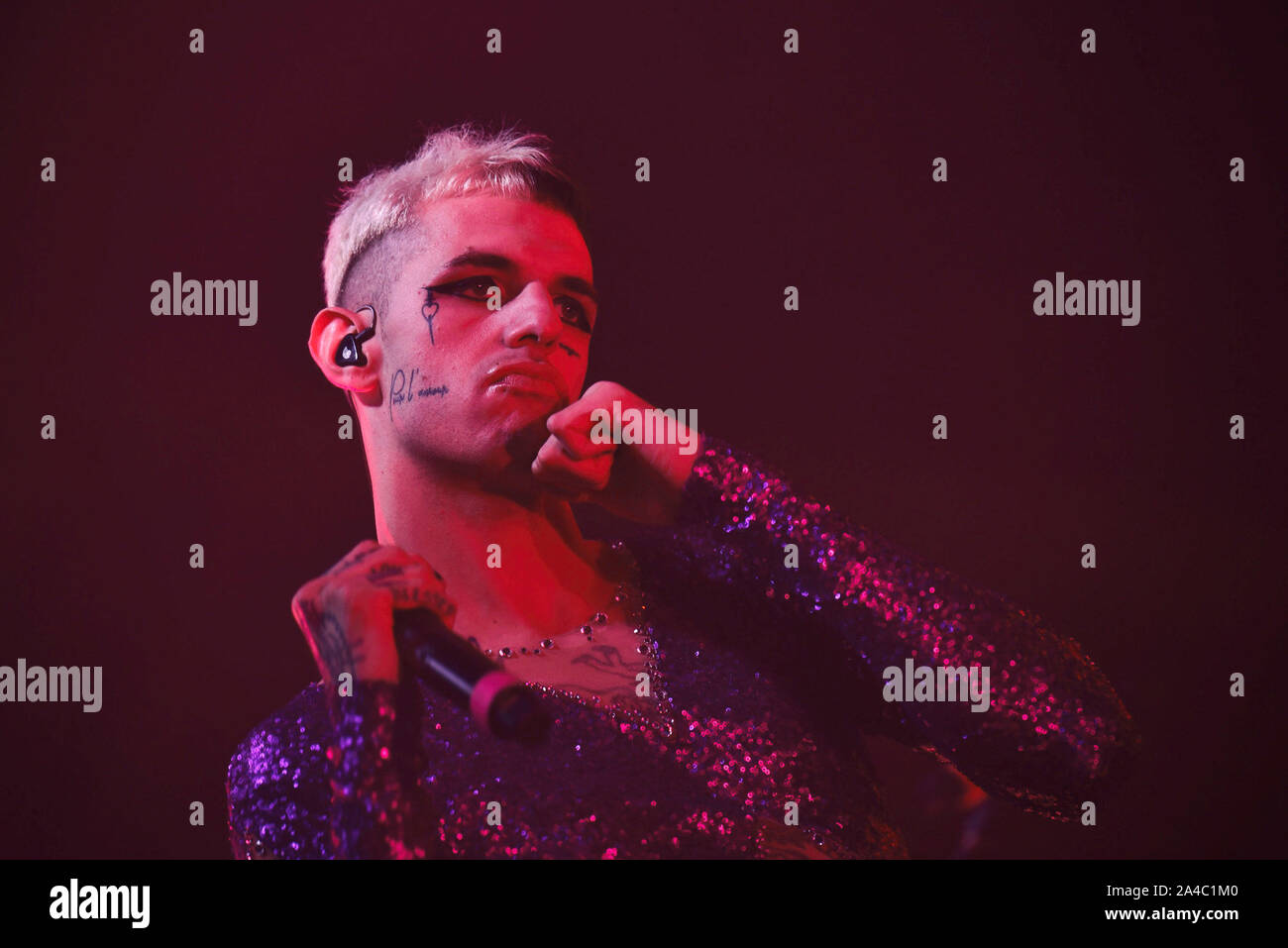 Napoli, Italia. Xiii oct, 2019. Il rapper italiano Achille Lauro, pseudonimo di Lauro De Marinis, performing live presso la Casa della Musica di Napoli con il suo "Rolls Royce Las Vegas' tour 2019. (Foto di Paola Visone/Pacific Stampa) Credito: Pacific Press Agency/Alamy Live News Foto Stock