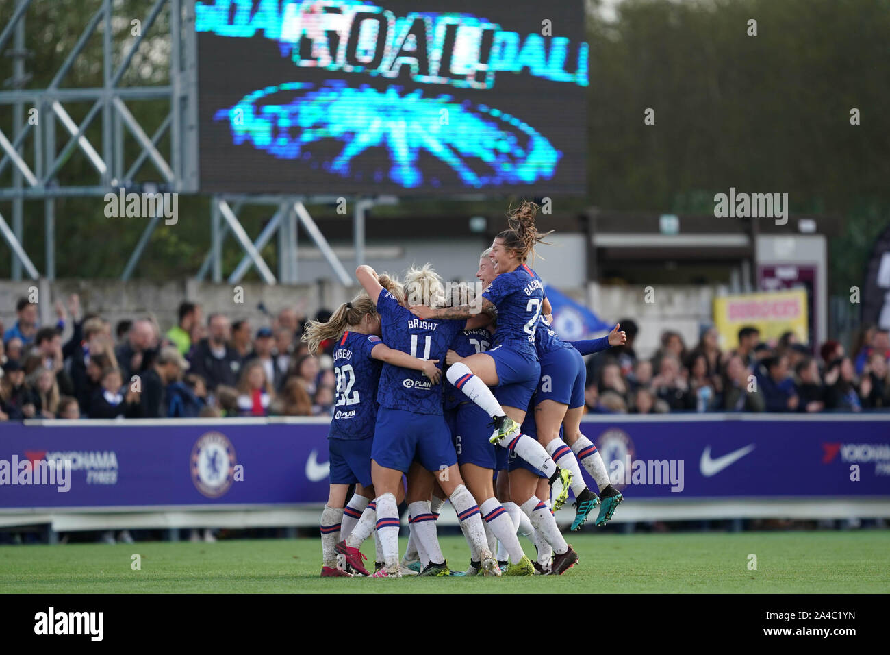 KINGSTON Upon Thames, Inghilterra - 12 ottobre: i giocatori del Chelsea celebrano il loro obiettivo vincente durante la Barclay FA DONNA Super League tra Foto Stock