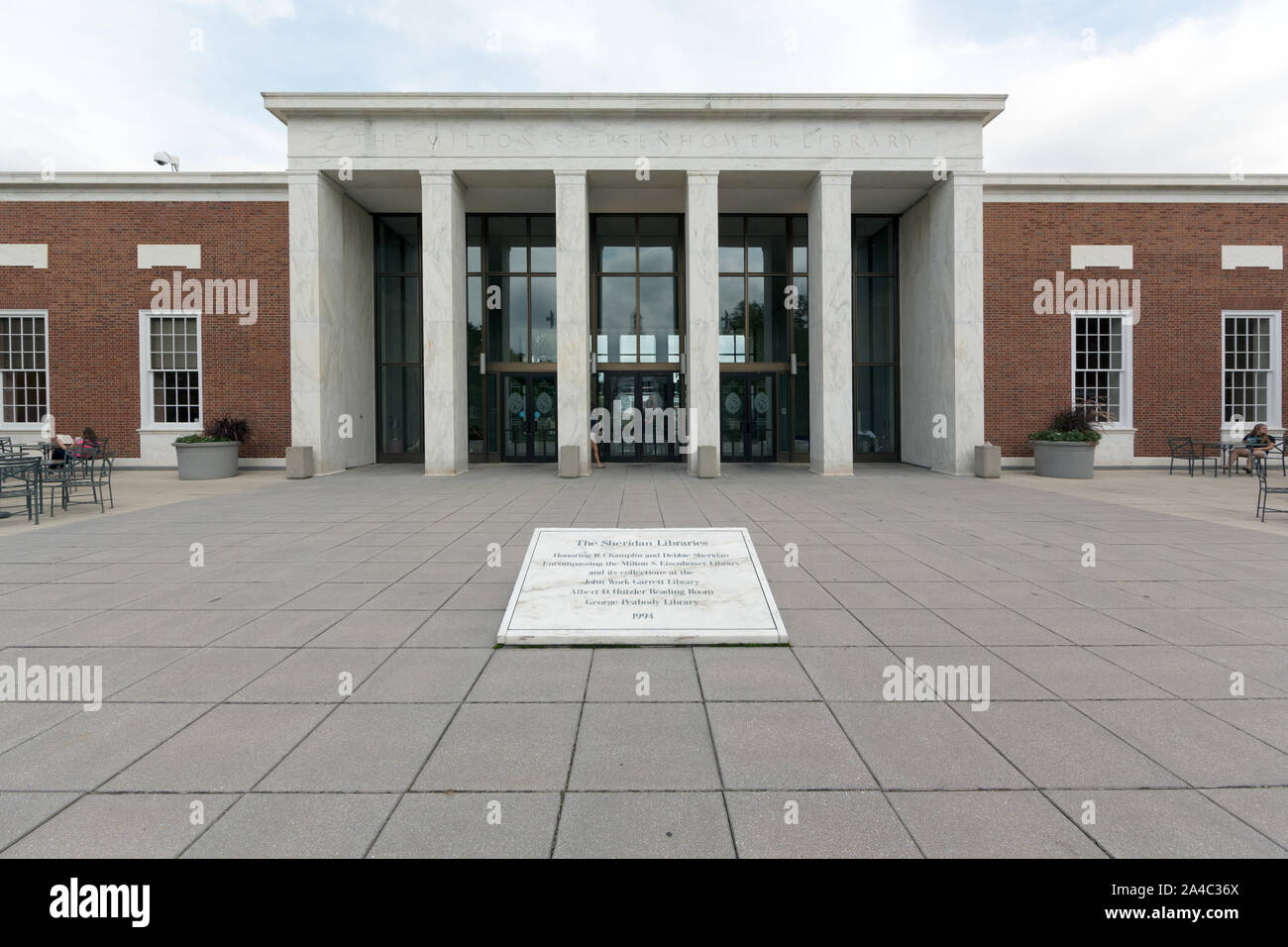 Il Milton S. Eisenhower Library, parte della Johns Hopkins Sheridan librerie, è la principale biblioteca di ricerca e il più grande in una rete di librerie alla Johns Hopkins University di Baltimore, Maryland Foto Stock