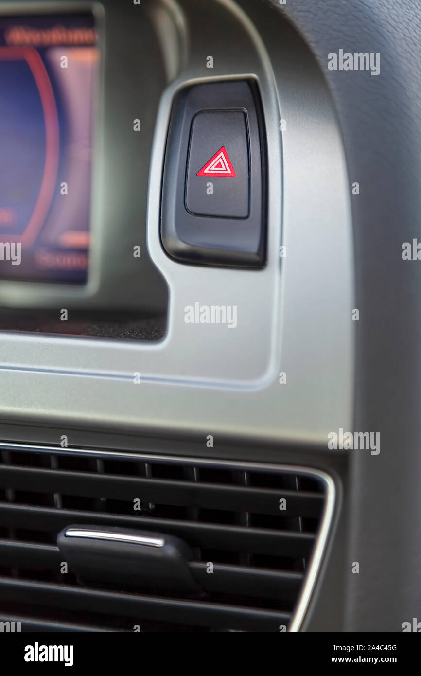 Luci di avvertimento pericolo, il pulsante di arresto di emergenza in auto Foto Stock