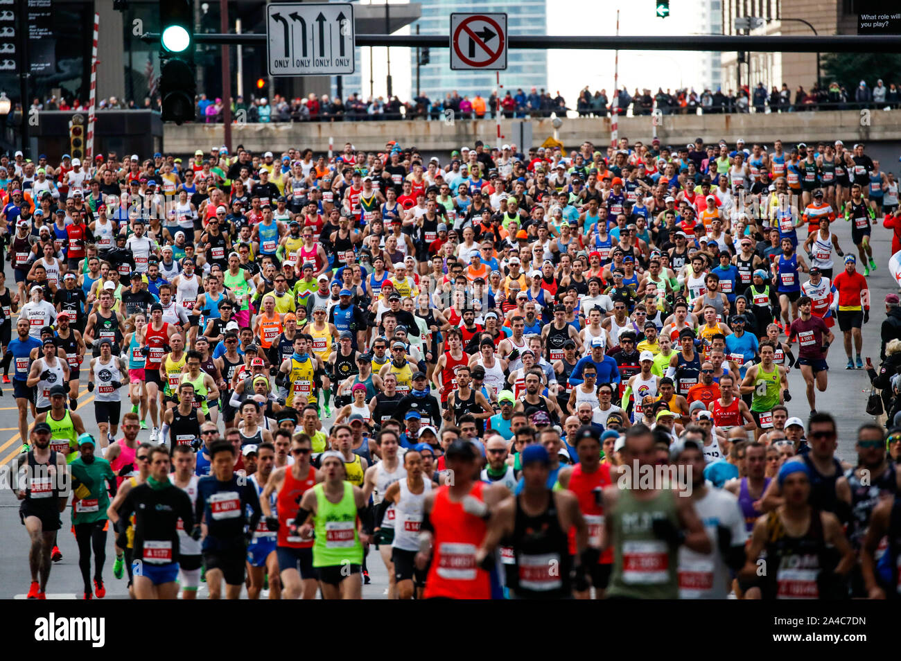 Chicago, Stati Uniti d'America. Xiii oct, 2019. I corridori di gareggiare al 2019 Bank of America Maratona di Chicago a Chicago, negli Stati Uniti, 13 ottobre, 2019. Credito: Joel Lerner/Xinhua/Alamy Live News Foto Stock