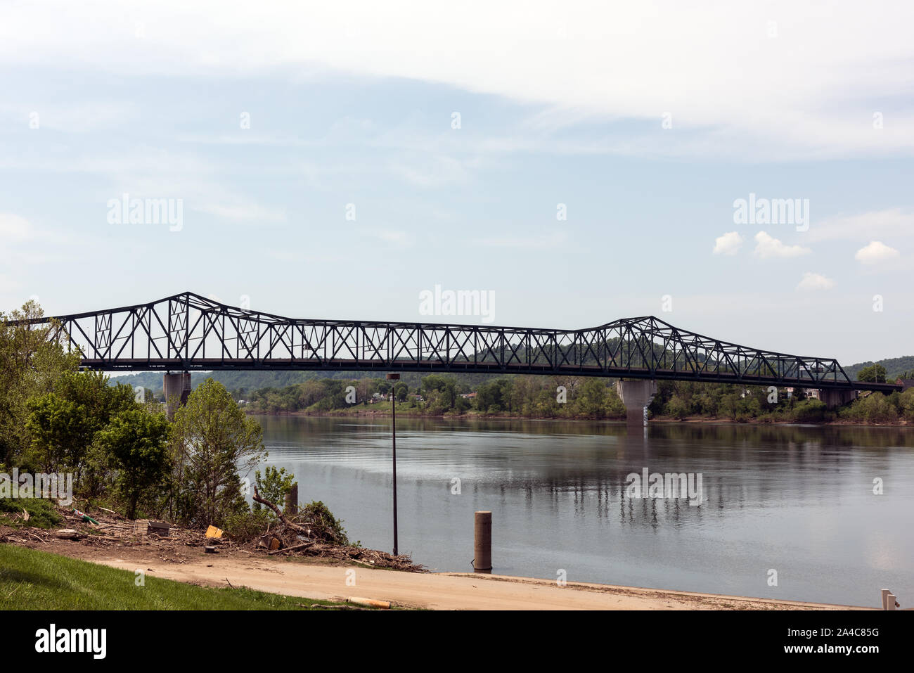 Il Robert C. Byrd Bridge, un 720-piede di travatura reticolare continuo ponte che attraversa il fiume Ohio tra il morbo di Huntington, West Virginia e Chesapeake, Ohio Foto Stock