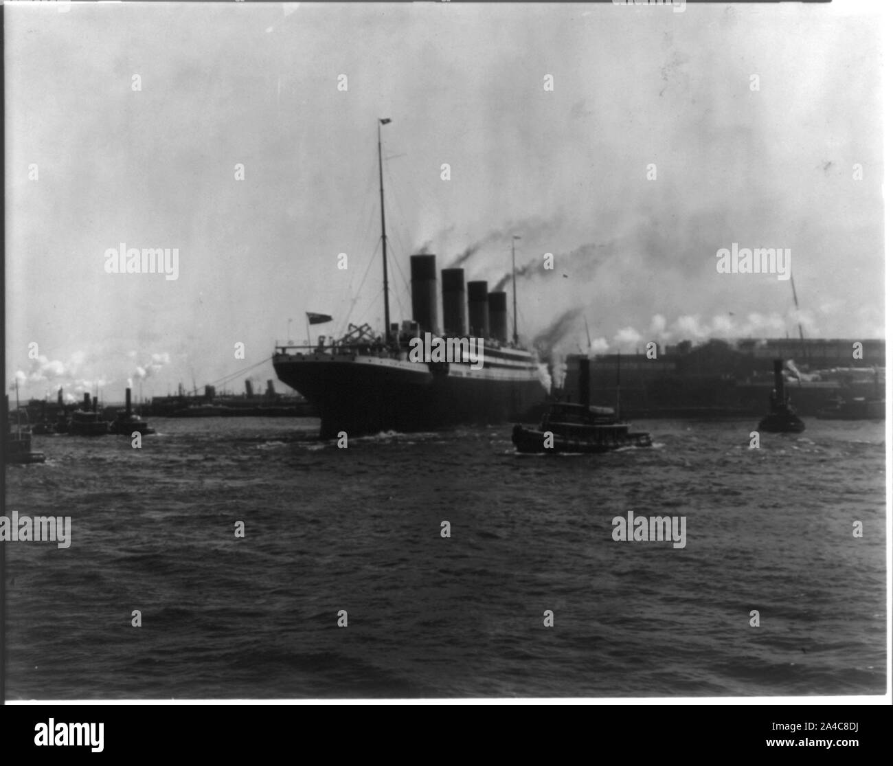 La S.S. OLYMPIC, 1911: rimorchiatori la manovra in nave Pier, il porto di New York Foto Stock