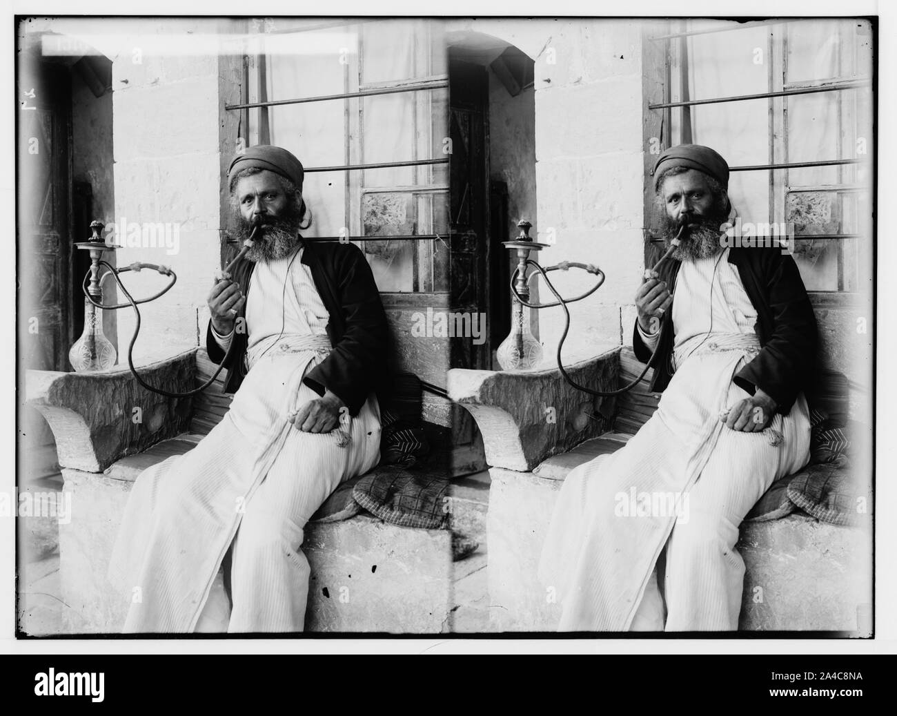 I samaritani di Nablus (Shechhem). Samaritano fumare la narghileh. Foto Stock