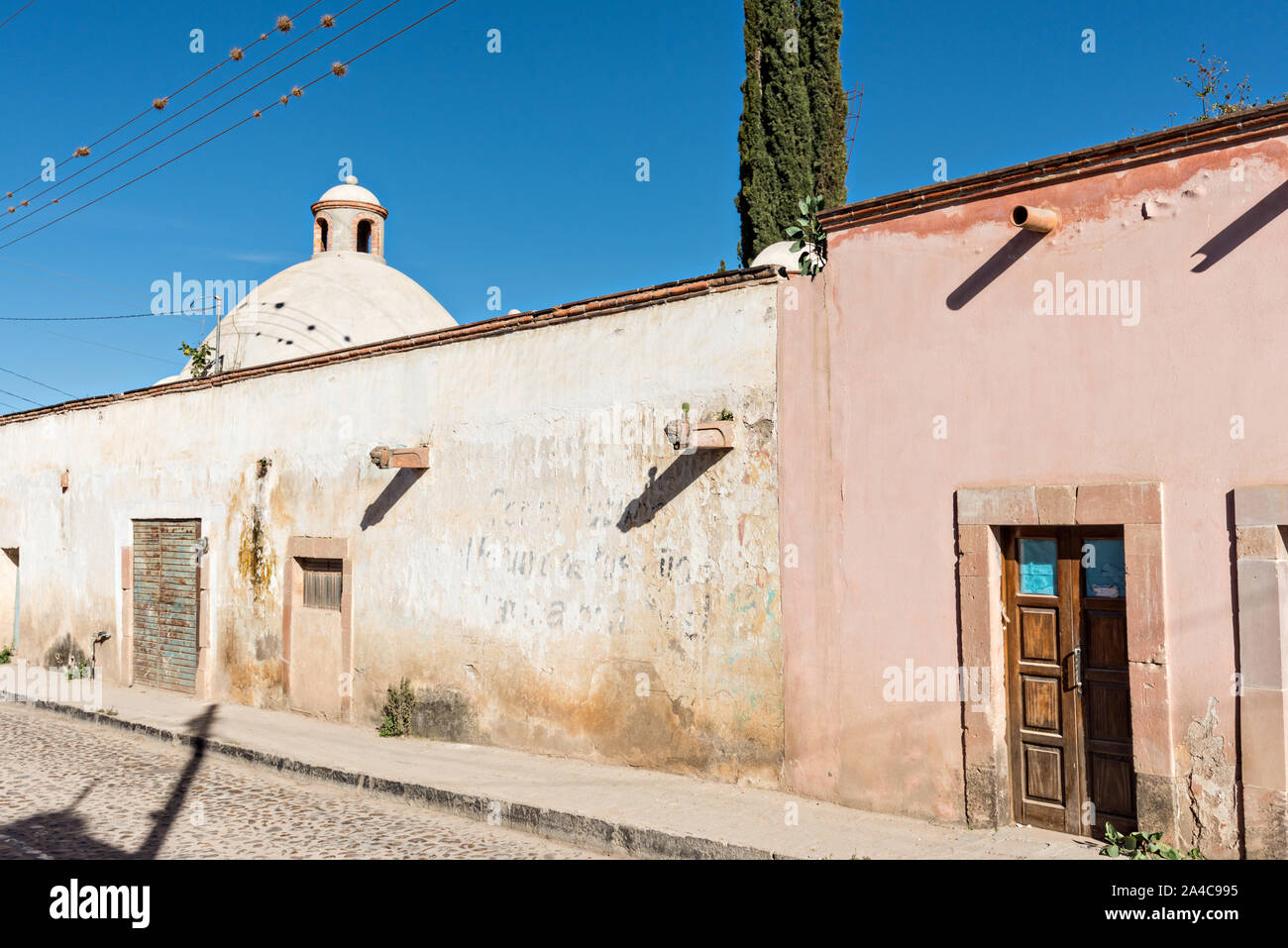 Emply Street nella città fantasma di minerale de Pozos, Guanajuato, Messico. La città, una volta una maggiore argento centro minerario è stata abbandonata e lasciata alla rovina ma ha lentamente rimonta alla vita come un bohemian arts community. Foto Stock