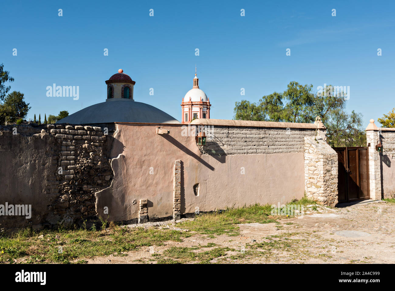 Emply Street nella città fantasma di minerale de Pozos, Guanajuato, Messico. La città, una volta una maggiore argento centro minerario è stata abbandonata e lasciata alla rovina ma ha lentamente rimonta alla vita come un bohemian arts community. Foto Stock