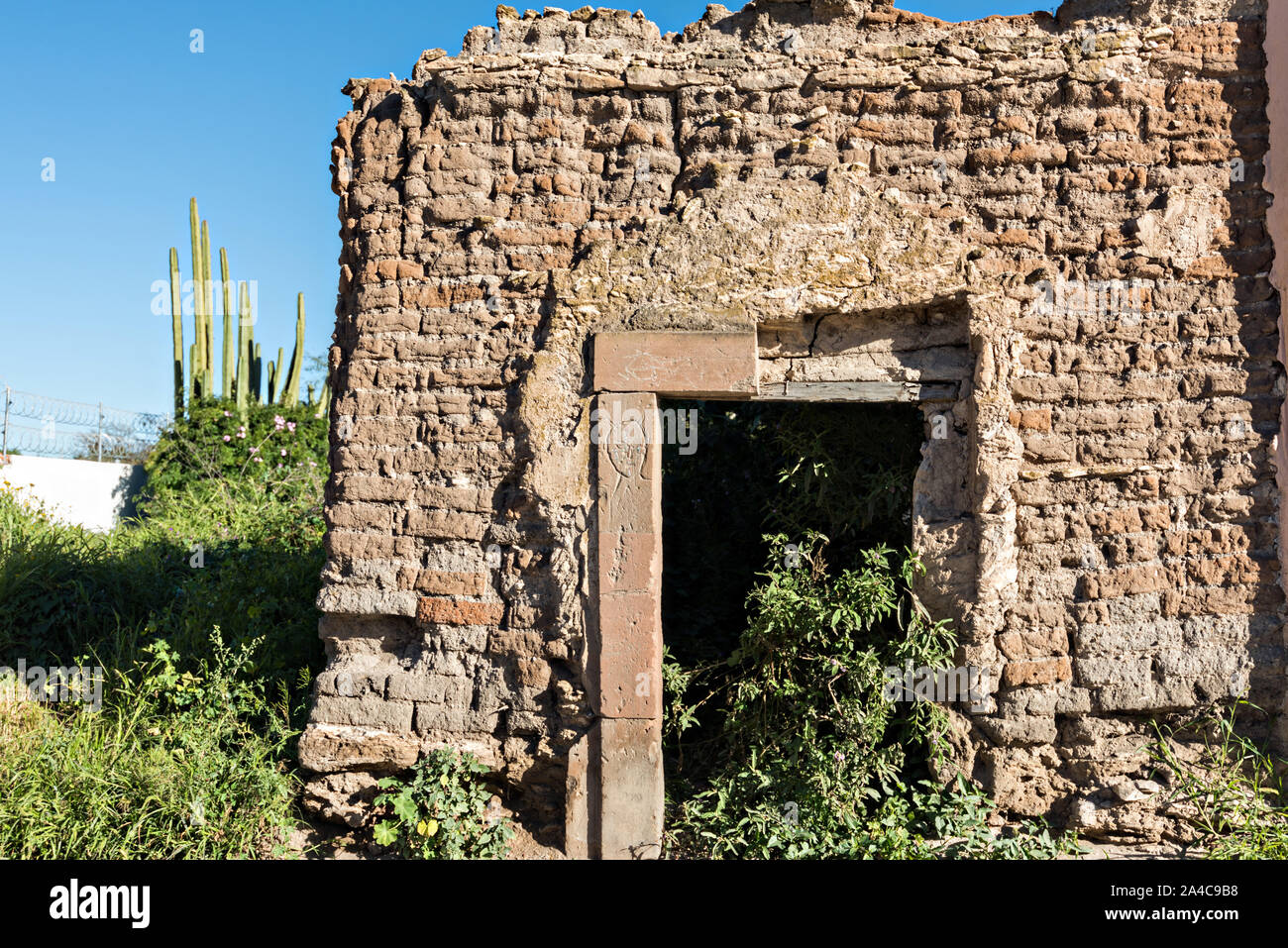 Un rudere abbandonato nella città fantasma di minerale de Pozos, Guanajuato, Messico. La città, una volta una maggiore argento centro minerario è stata abbandonata e lasciata alla rovina ma ha lentamente rimonta alla vita come un bohemian arts community. Foto Stock