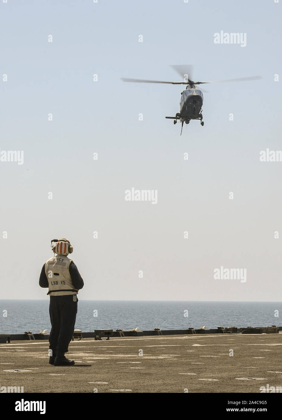 Sul mare del sud della Cina (ott. 10, 2019) DEGLI STATI UNITI Navy Senior Chief Boatswain compagno del Adam Melancon osserva una marina militare filippino elicottero, attaccato al profilo BRP Davao Del Sur (LD-602), terra a bordo del Whidbey Island-class dock landing ship USS Germantown (LSD 42) come parte di esercizio KAMANDAG 3. Germantown partecipa KAMANDAG 3, un Philippine-led, esercizio bilaterale con gli Stati Uniti, progettato per aumentare la lotta contro il terrorismo, gli aiuti umanitari e di soccorso in caso di catastrofe le capacità attraverso scambi di militari che il rafforzamento del partenariato e la capacità di rispondere rapidamente alle crisi in tutto l'Indo-Pacifico regi Foto Stock