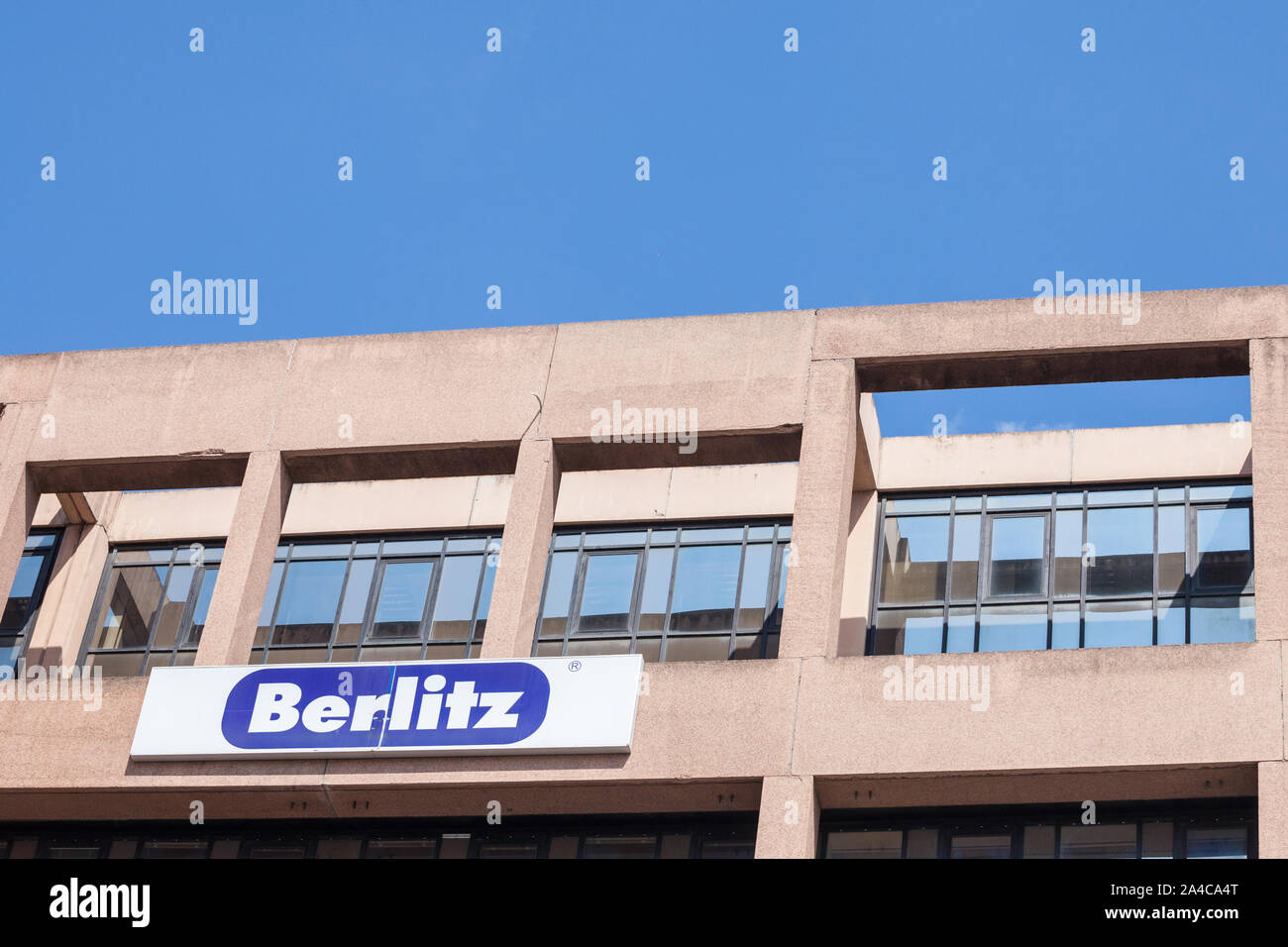 Lione, Francia - Luglio 17, 2019: Berlitz logo nella parte anteriore del loro ufficio locale per Lione. Berlitz è una catena americana di lingua nelle scuole di istruzione diffusione Foto Stock