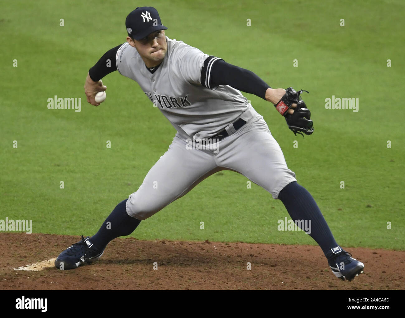 Houston, Stati Uniti. Xiii oct, 2019. New York Yankees mitigatore di Tommy Kahnle getta contro Houston Astros nella quinta inning di gioco 2 della American League campionato di serie a Minute Maid Park a Houston, Texas, domenica 13 ottobre, 2019. Il verde si è ritirato due pastelle dritto con due guide sulla base per evitare qualsiasi Astros corre. Gli Yankees portano Astros 1-0 portano nel migliore dei sette ALCS. Foto di Trask Smith/UPI Credito: UPI/Alamy Live News Foto Stock