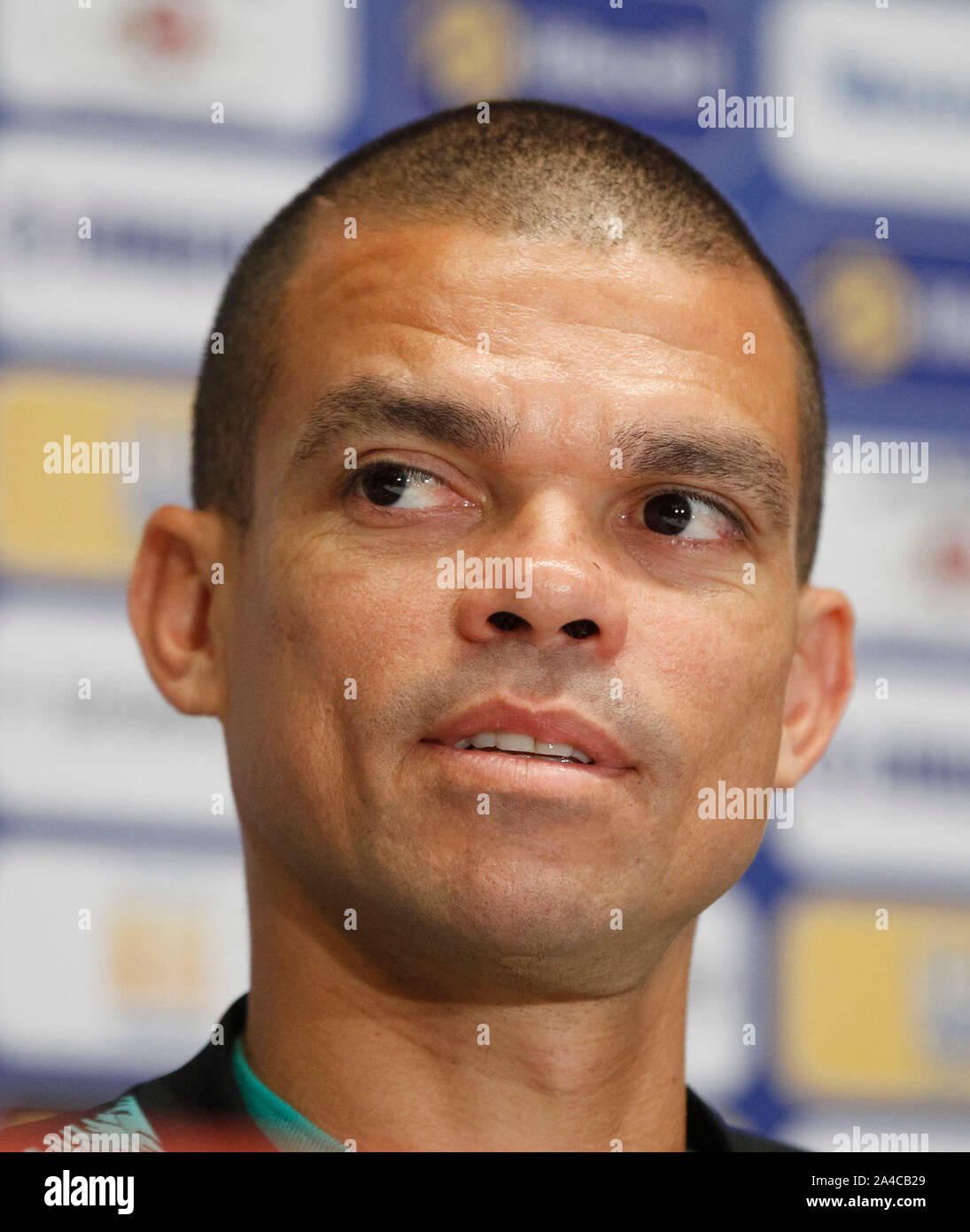 Kiev, Ucraina. Xiii oct, 2019. Portugal player Pepe parla durante una conferenza stampa presso l'NSC Olimpiyskiy stadium di Kiev.Portogallo e Ucraina squadre nazionali di fronte alla UEFA EURO 2020 qualifier partita di calcio il 14 ottobre 2019. Credito: SOPA Immagini limitata/Alamy Live News Foto Stock