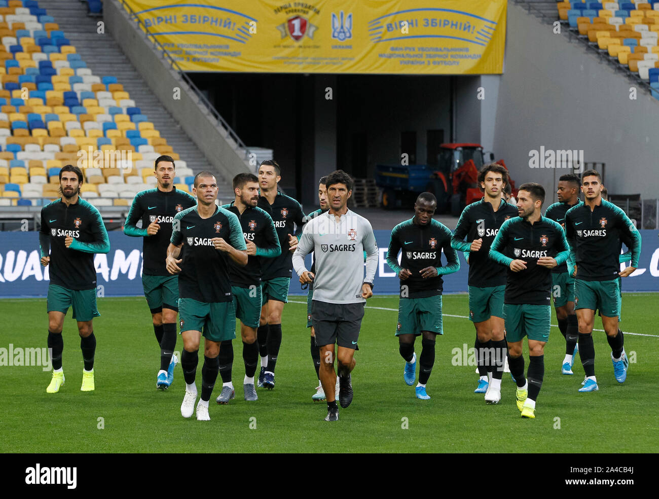 Kiev, Ucraina. Xiii oct, 2019. Nazionale del Portogallo team di giocatori partecipare a una sessione di formazione presso il Olimpiyskiy stadium di Kiev.Portogallo e Ucraina squadre nazionali di fronte alla UEFA EURO 2020 qualifier partita di calcio il 14 ottobre 2019. Credito: SOPA Immagini limitata/Alamy Live News Foto Stock