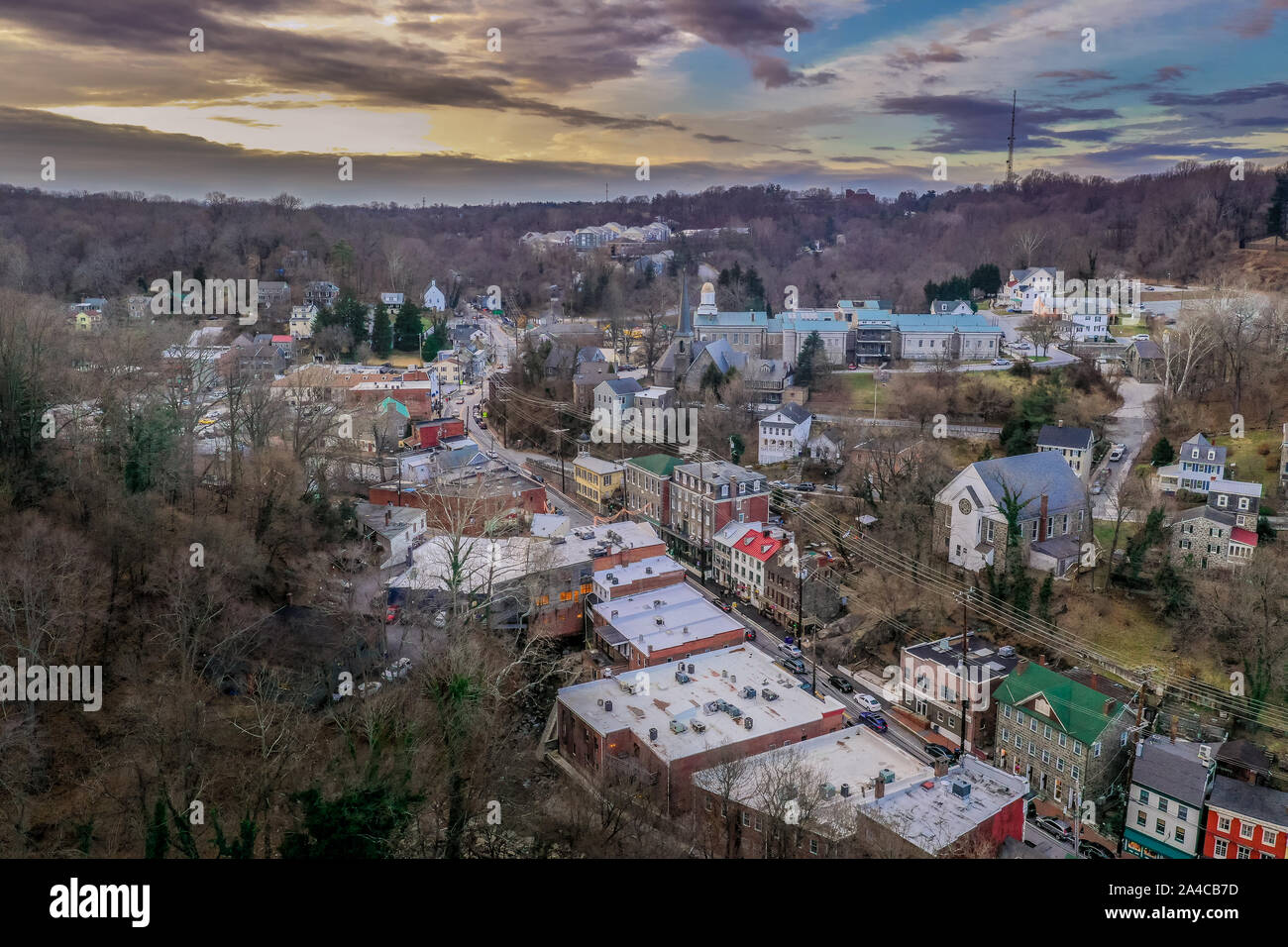 Antenna al tramonto panorama del centro storico di Ellicott City Maryland, Stati Uniti d'America tipica guerra civile era piccola città con la più antica stazione ferroviaria, ricostruire dopo de Foto Stock