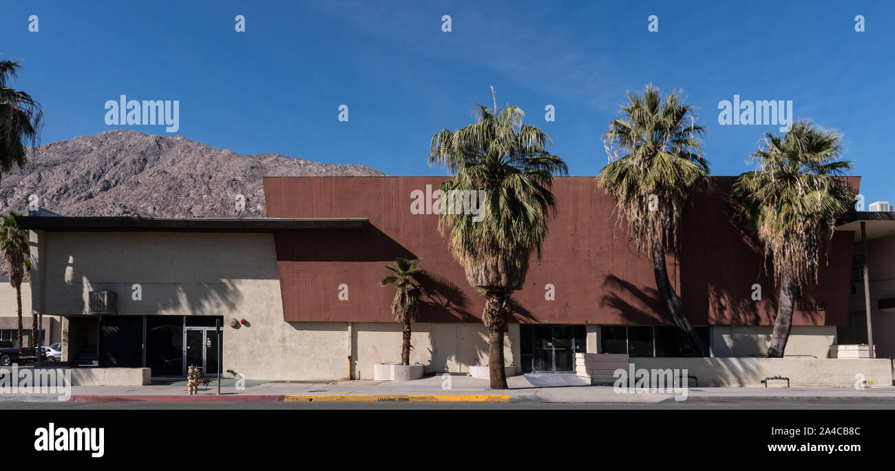La città e il paese Center office edificio, progettato da A. Quincy Jones e Paul R. Williams, aperto nel 1947 a Palm Springs, California Foto Stock