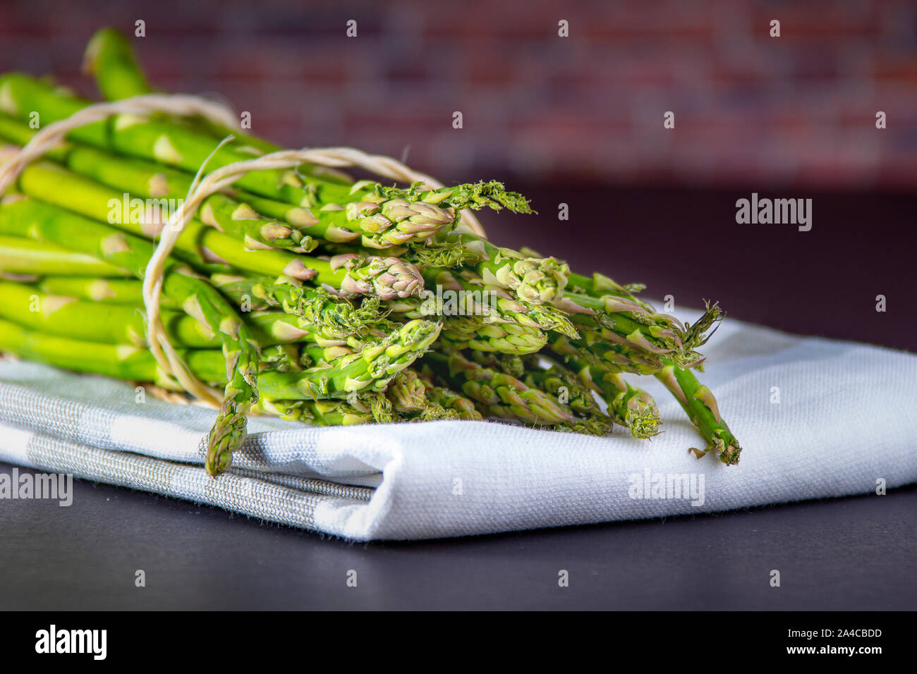Freschi asparagi verdi su un panno da cucina Foto Stock