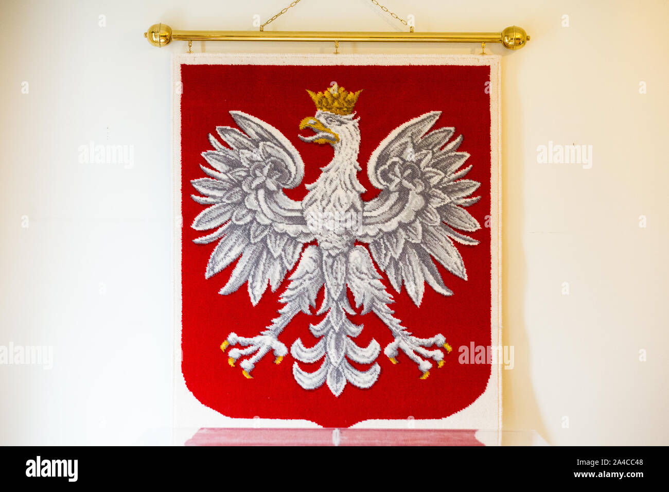 Gothenburg, Svezia. Xiii oct, 2019. Bianco Aquila, il simbolo nazionale della Polonia visto in Polonia edificio centrale.i cittadini e residenti in Svezia che è emigrato dalla Polonia votazione nel 2019 Polacco elezioni parlamentari a Gothenburg, Svezia. Credito: SOPA Immagini limitata/Alamy Live News Foto Stock