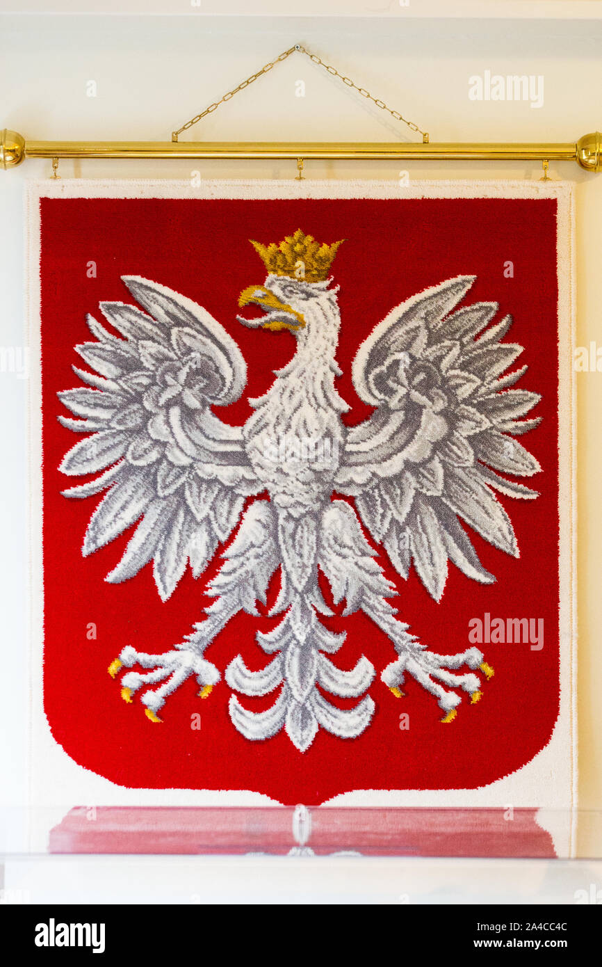 Gothenburg, Svezia. Xiii oct, 2019. Bianco Aquila, il simbolo nazionale della Polonia visto in Polonia edificio centrale.i cittadini e residenti in Svezia che è emigrato dalla Polonia votazione nel 2019 Polacco elezioni parlamentari a Gothenburg, Svezia. Credito: SOPA Immagini limitata/Alamy Live News Foto Stock