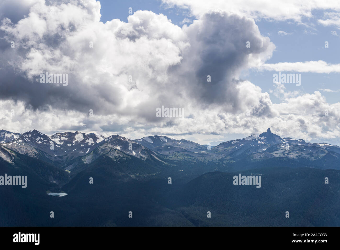 Blackcomb picco di montagna panorama vista cielo nuvoloso estate. Foto Stock