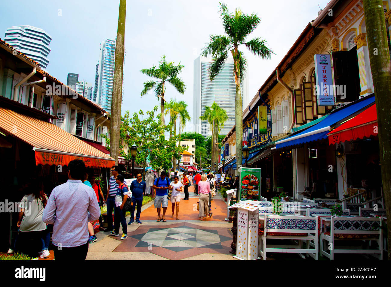 La città di Singapore, Singapore - 12 Aprile 2019: Turisti & negozi su Muscat Street di fronte alla Moschea del Sultano Foto Stock