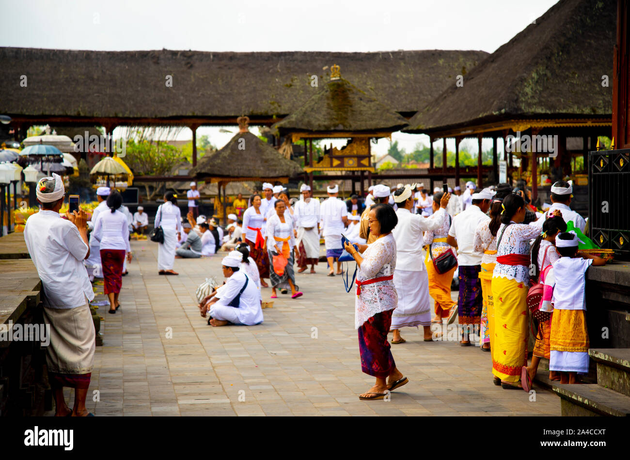 BALI, Indonesia - 30 agosto 2019: "Indù Purnama' luna piena cerimonia nel più sacro tempio di Bali Foto Stock