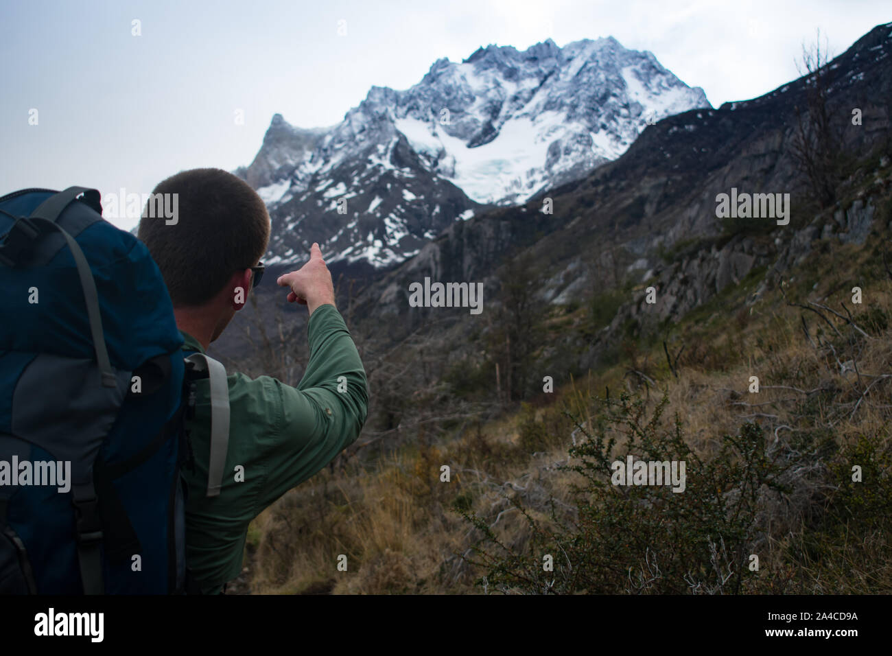 Escursionista che puntano a Paine Grande Mountain Top in Torres del Paine Foto Stock