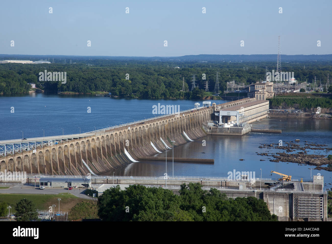 La diga di Wilson attraversa il fiume Tennessee tra la contea di Lauderdale e Colbert County, Alabama Foto Stock