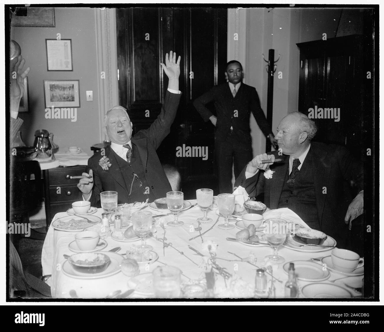 La Winnah! Washington D.C., il 1 marzo. Vice Presidente Garner si proclama il vincitore del improvvisata oyster mangiare concorso presso il Campidoglio oggi in cui i membri del Senato ha partecipato. I molluschi bivalvi sono stati presentati al senato da New England Oyster di coltivatori di scambio tramite il senatore Theodore F. verde, di Rhode Island. I Senatori hanno chiesto di giudicare i meriti relativi di ostriche coltivate in Rhode Island rispetto a quelle sollevate nella acque nelle vicinanze di Chesapeake Bay, 3/1/38 Foto Stock