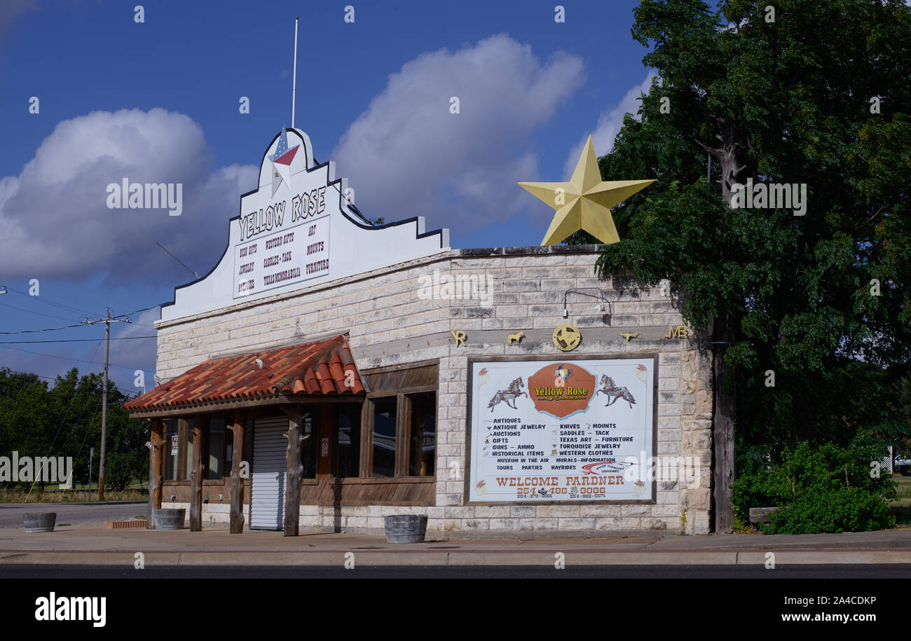 La rosa gialla, un negozio che vende vari ingranaggi occidentale e di antiquariato nella piccola città di Crawford in McLennon County, Texas Foto Stock