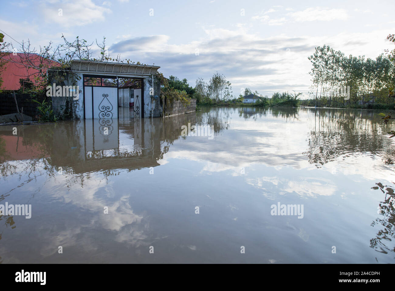 Someh Sara, Iran. Xiii oct, 2019. Una strada allagata dopo le piogge. Circa 200 persone sono state colpite dalle forti piogge che hanno causato un'alluvione sulla Gilan provincia. Diversi ponti crollati e alcune strade sono state bloccate. Il diluvio ha causato una morte ed è il secondo anno consecutivo nel villaggio di Sheikh Mahala, disgregando la vita normale. Credito: SOPA Immagini limitata/Alamy Live News Foto Stock