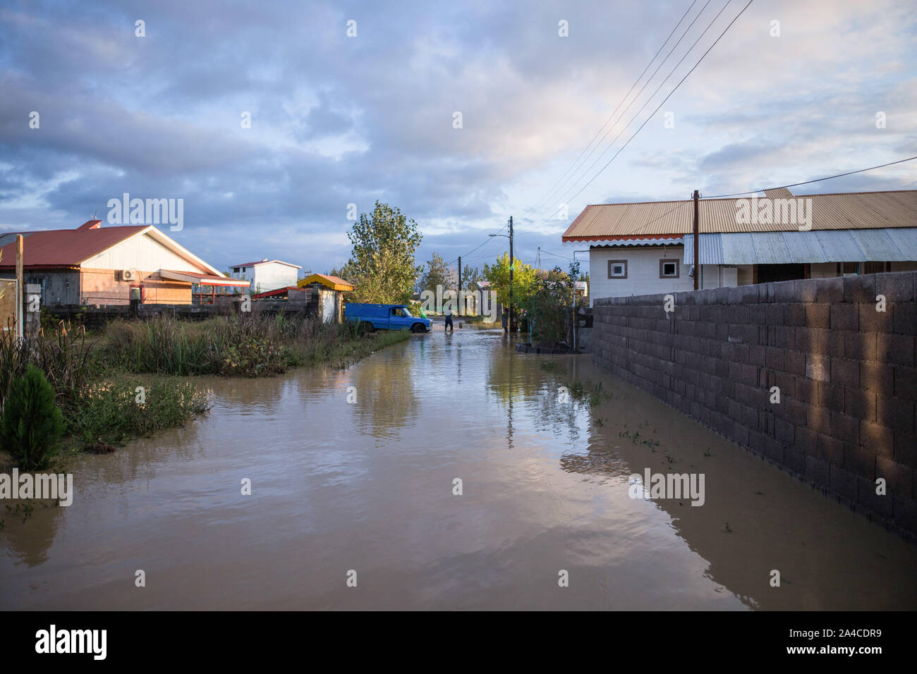 Someh Sara, Iran. Xiii oct, 2019. Una zona allagata dopo le piogge. Circa 200 persone sono state colpite dalle forti piogge che hanno causato un'alluvione sulla Gilan provincia. Diversi ponti crollati e alcune strade sono state bloccate. Il diluvio ha causato una morte ed è il secondo anno consecutivo nel villaggio di Sheikh Mahala, disgregando la vita normale. Credito: SOPA Immagini limitata/Alamy Live News Foto Stock