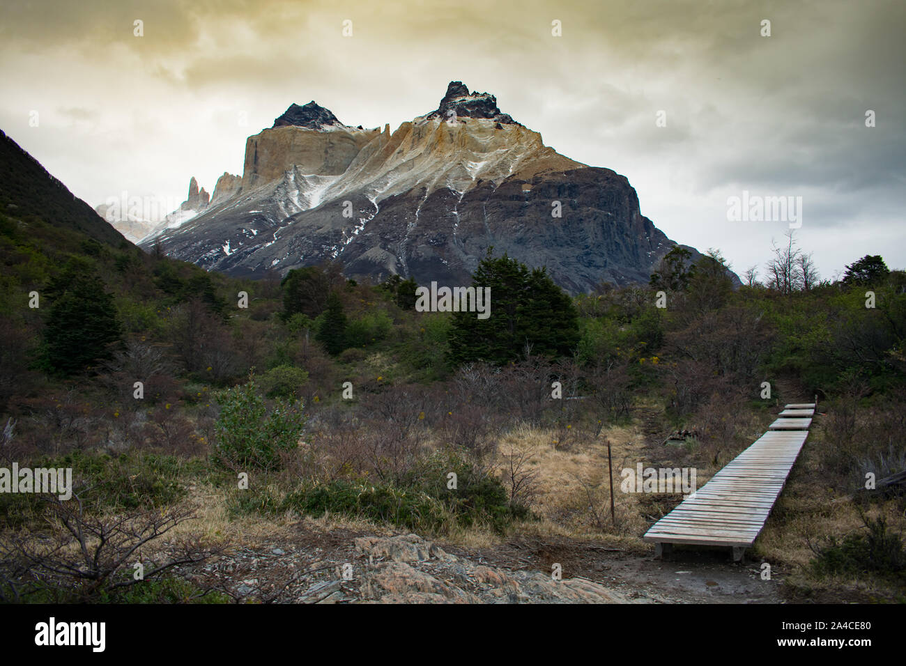 Escursionista sul W trekking nel Parco Nazionale di Torres del Paine Cile. Cuernos Mountain in background Foto Stock