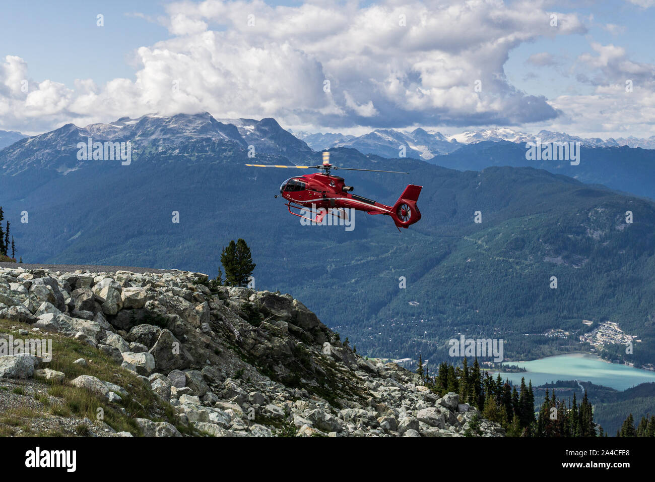 WHISTLER, Canada - 25 agosto 2019: rosso elicottero sul Monte Blackcomb aria per tour di ricerca. Foto Stock