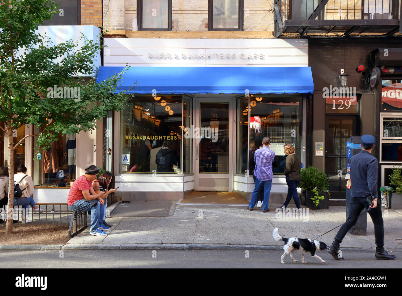Russ & Daughters Cafe, 127 Orchard Street, New York, New York. Di fronte al negozio di un bar ebreo con cibo confortevole nel lato inferiore est di Manhattan. Foto Stock
