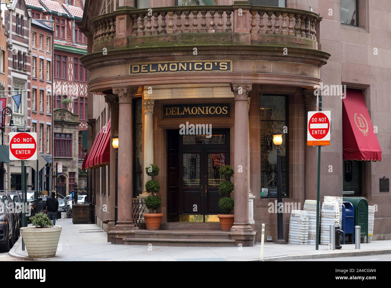 Delmonico's, 56 Beaver Street, New York, NY. storefront esterna di una steakhouse nel quartiere finanziario di Manhattan. Foto Stock