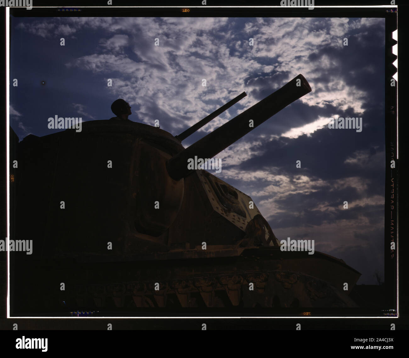 L'equipaggio di un M-3 serbatoio imparare tutti i modi di provocare problemi per l'asse con un 75-mm. pistola, un 37-mm. pistola e quattro mitragliatrici, Fort Knox, Ky. Il Fort Knox scuola per gli equipaggi del serbatoio ha laureato molti uomini che sono ora pronti ad affrontare il nemico sul nostro far flung linee di battaglia -- e su più di parità di condizioni. [Serbatoio] commander Foto Stock