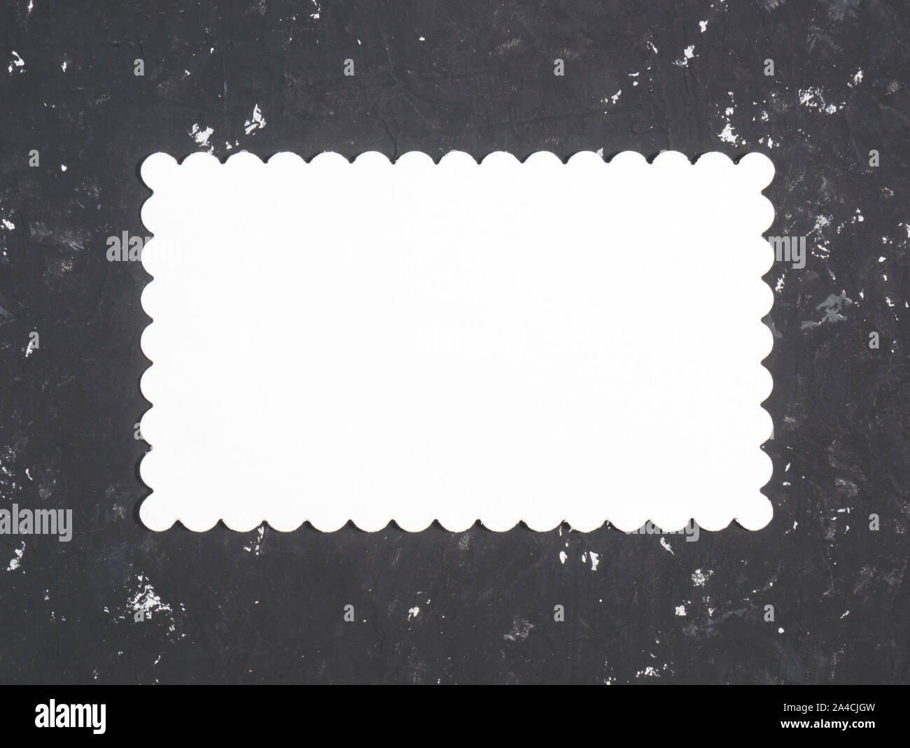 Nome bianco piastra per copiare lo spazio su un nero lo sfondo di calcestruzzo Foto Stock