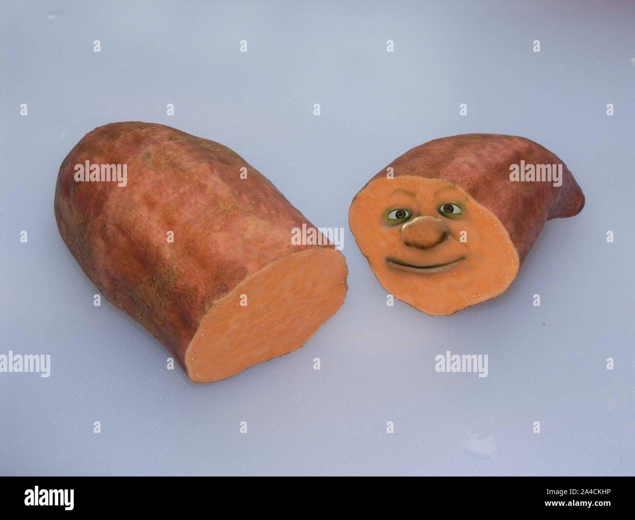 I segmenti di taglio orange patata dolce con faccia sorridente sul pezzo su sfondo chiaro Foto Stock