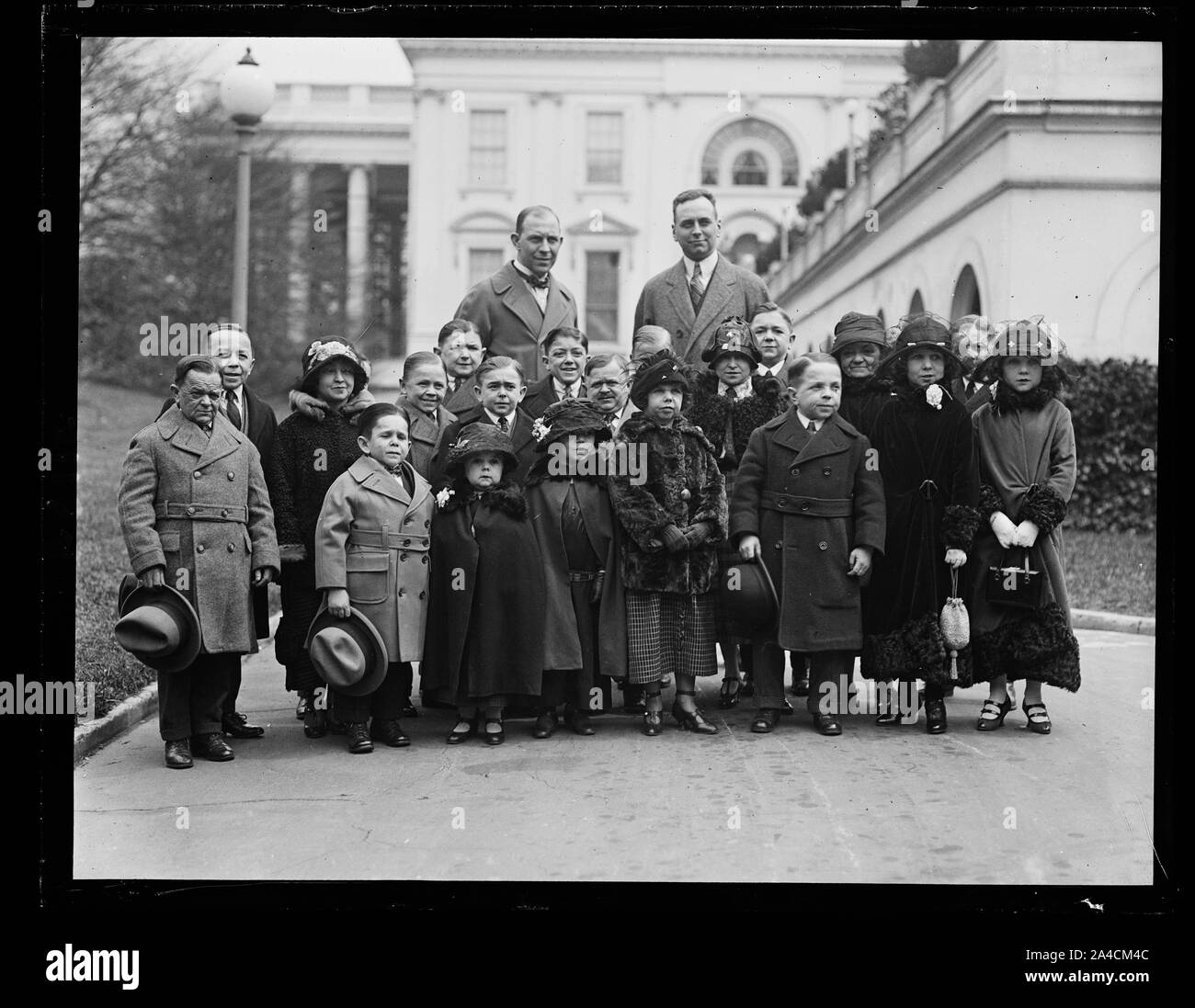 Tutta la società dei piccoli uomini e donne che compongono la famosa cantante midgets erano stati ricevuti dal Pres. Coolidge Aprile 7, il sig. Roland S. Robbins, Manager di B.F. Keith's Theatre accomplanied queste poche persone alla Casa Bianca. Essi sono apparsi in quasi ogni paese del mondo Foto Stock